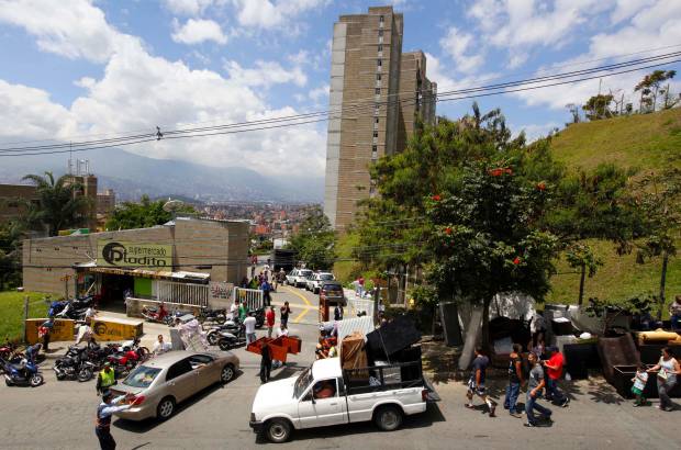 FOTOS MANUEL SALDARRIAGA - La Alcaldía de Medellín ordenó evacuar la edificación luego de que un informe técnico encontró que las columnas y vigas tienen dimensiones insuficientes y errores graves en el cálculo de las cargas.