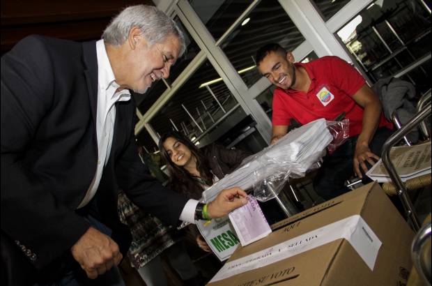 Agencias - Tambi&#233;n asisti&#243; a votar, el precandidato a la Presidencia de la Rep&#250;blica, Enrique Pe&#241;alosa.