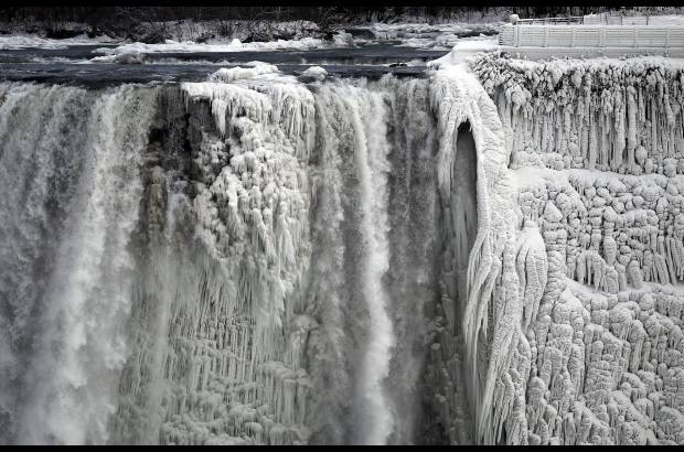 Reuters - Las cataratas del Ni&#225;gara, uno de los mayores atractivos tur&#237;sticos de Estados Unidos y Canad&#225;, tambi&#233;n sufri&#243; el impacto de los fuertes vientos, las nevadas y el v&#243;rtice polar que azota a estos pa&#237;ses y ha afectado a m&#225;s de 240 millones de personas.