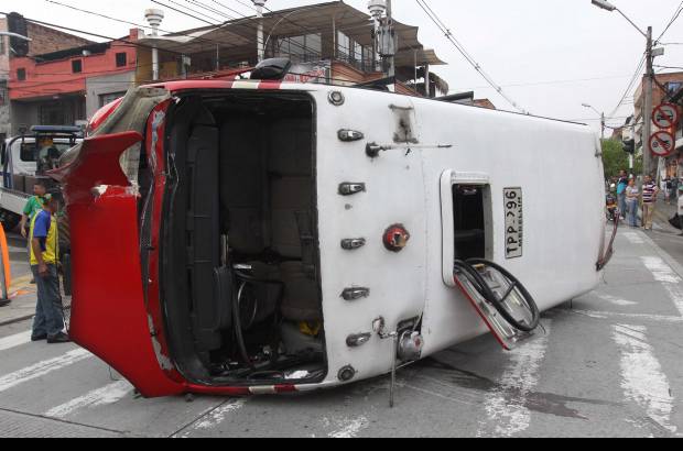 Hern&#225;n Vanegas - Una buseta se accident&#243; este martes en la carrera 45 con calle 69.