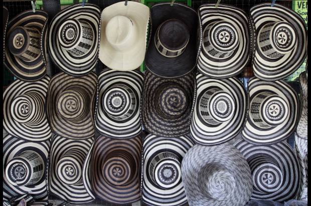 Foto Donaldo Zuluaga - Una vez terminados los sombreros de las veredas se venden en las calles de Tuch&#237;n.