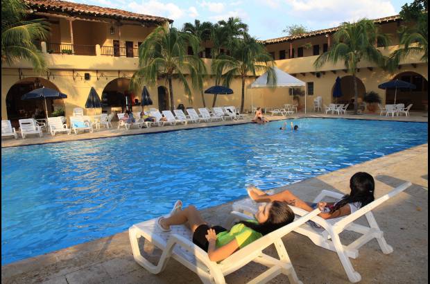 Donaldo Zuluaga - Durante los dos últimos meses y bajo la nueva dirección del experto en turismo Alonso Monsalve, la cara del tradicional Hotel Mariscal Robledo, en Santa Fe de Antioquia ha cambiado por completo. Sus amplias zonas de recreación y esparcimiento invitan al descanso familiar en medio de buen gusto y confort.