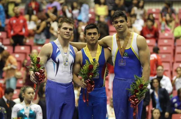 - Jossimar Calvo se acostumbró al ganar en barra fija. Oro en Puerto Rico.