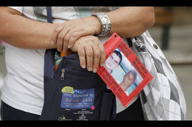 - En el suelo se exhibieron las fotograf&#237;as de m&#225;s de 50 personas secuestradas y desaparecidas.
