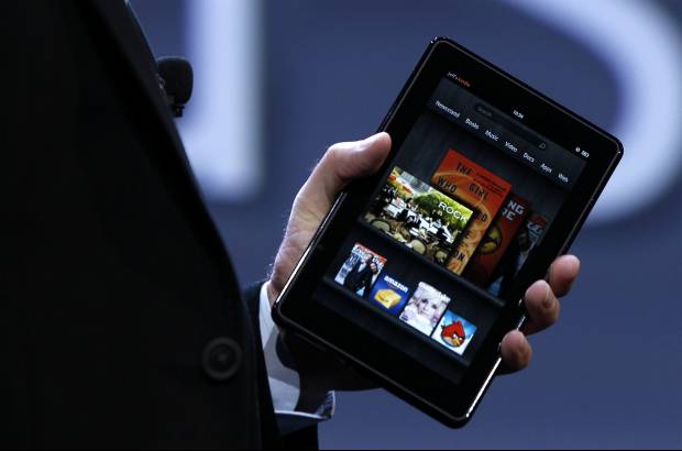 Reuters - Incluso antes de su lanzamiento oficial, la Kindle Fire era vista como un digno competidor para el iPad. Al igual que Apple, Amazon vende contenidos -como libros electr&#243;nicos, pel&#237;culas y m&#250;sica adecuada para tabletas- pero tiene m&#225;s capacidad para la venta por internet de casi todo tipo de mercanc&#237;as.