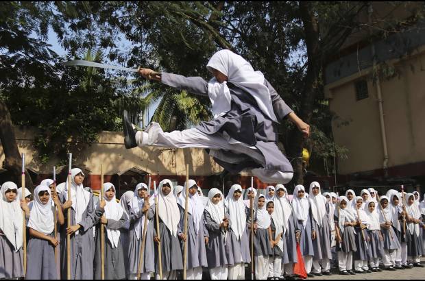 AP - En India, estas ni&#241;as celebraron el D&#237;a Internacional de la Mujer con una presentaci&#243;n de artes marciales.