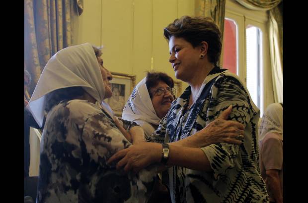 Reuters - La mandataria brasile&#241;a se reuni&#243; tambi&#233;n en la Casa de Gobierno con una representaci&#243;n de las Madres y Abuelas de Plaza de Mayo.