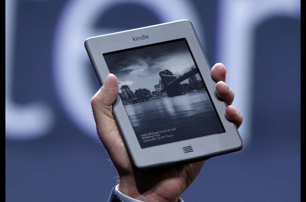 Reuters - El presidente y director general de Amazon, Jeff Bezos, revel&#243; este mi&#233;rcoles la Kindle Fire, una tableta a color de 199 d&#243;lares que competir&#225; con el iPad de Apple.