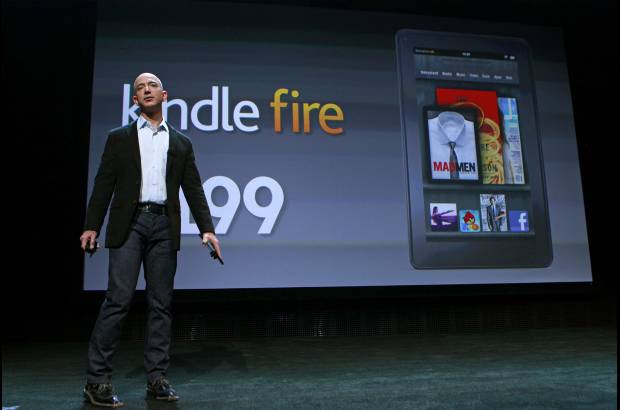 Reuters - Amazon decidi&#243; tambi&#233;n introducir las pantallas t&#225;ctiles a sus Kindle de blanco y negro. El m&#225;s barato costar&#225; 99 d&#243;lares y es una reminiscencia del &#250;ltimo Nook de Barnes & Noble. Una versi&#243;n con acceso a la red celular de AT&T para poder descargar libros costar&#225; 149 d&#243;lares.