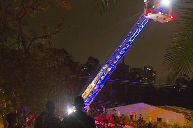 Foto: Edwin Bustamante - Por medio de gr&#250;as atendieron la emergencia los Bomberos de Medell&#237;n.