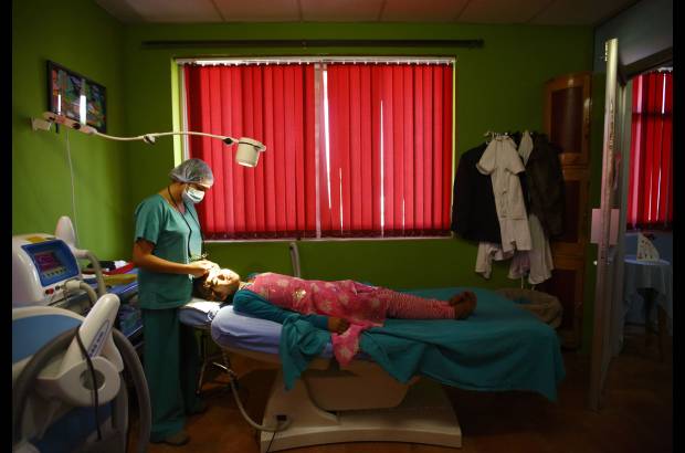 Reuters - Manjura en el consultorio donde se someti&#243; al tratamiento con l&#225;ser.