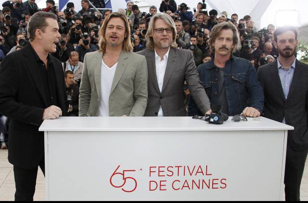 Foto Reuters - Ray Liotta, Scout McNairy y Ben Mendelson acompa&#241;an a Pitt en este filme que a&#241;ade toques de comedia negra y que est&#225; rodado de forma pretenciosa en sus planos, desenfoques y pretensiones art&#237;sticas.