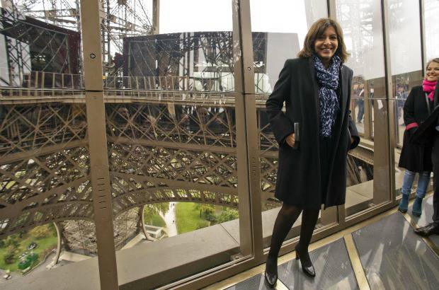 AFP - "La dama de hierro", como la apodan los parisinos, o la "hermosa jirafa", para el poeta y cineasta Jean Cocteau, marca según Hidalgo "la fuerza patrimonial" de la ciudad, y su puesta al día refleja la capacidad de París de renovarse "sin deteriorar su historia y su pasado".