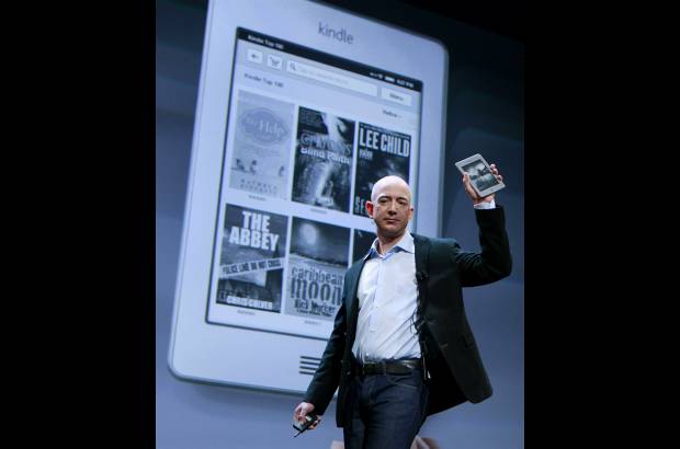 Reuters - Durante una conferencia de prensa en Nueva York, Bezos alz&#243; en una mano el nuevo producto de su l&#237;nea Kindle, con el que ahora ingresa al mundo de los dispositivos de usos m&#250;ltiples y pantallas a color.