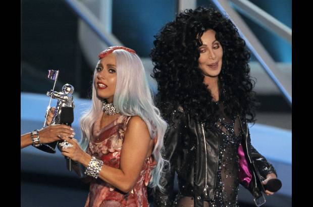 Reuters - Cher, una diva de otra época, le entregó el premio a Gaga. Subrayó que mientras Lady Gaga "era todavía una bebé", ella tuvo su turno de asombrar a las audiencias.