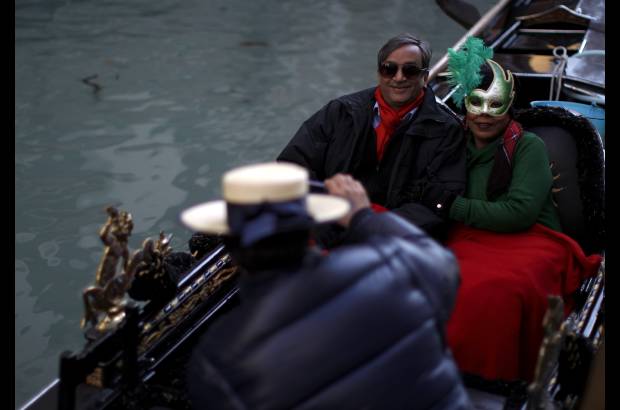 Reuters - Los turistas tampoco pueden ser ajenos a la gran fiesta, que por estos días hace de Venecia, un gran centro turístico.