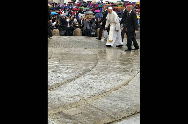 AP - Cerca de 100.000 personas estuvieron en a Plaza de San Pedro pese a la lluvia.