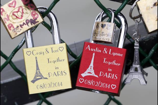 Reuters - Los famosos candados con la que los enamorados sellan su amor en los puentes de Francia y otros pa&#237;ses de Europa se multiplicaron en la semana de San Valent&#237;n. Aqu&#237; algunos en el puente de las artes sobre el r&#237;o Sena en Par&#237;s.