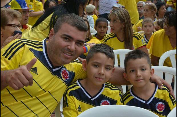 @AlcaldiadeMed - Con camisetas rojas y amarillas Medell&#237;n disfrut&#243; del encuentro entre la Selecci&#243;n Colombia y Brasil. El parque El Poblado, parque Lleras, avenida 33 y la plazoleta del Centro Administrativo La Alpujarra fueron los lugares de encuentro.