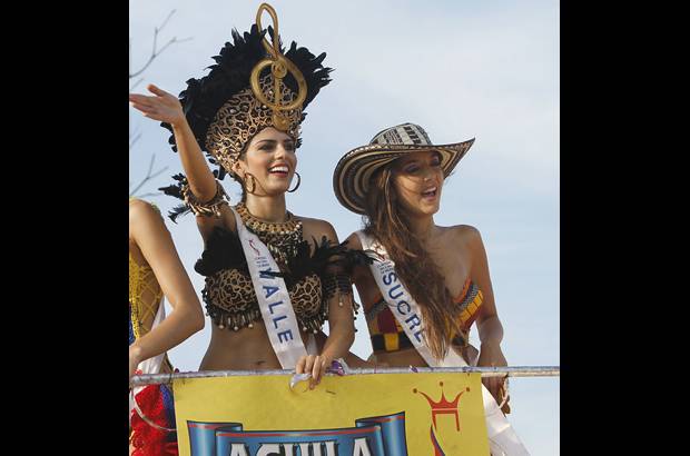 Foto Colprensa - Cartagena se convirtió en un gran carnaval, con el tradicional desfile de carrozas, que dio inicio a las fiestas populares y a las actividades centrales del Concurso Nacional de Belleza. Las 25 candidatas estuvieron radiantes.