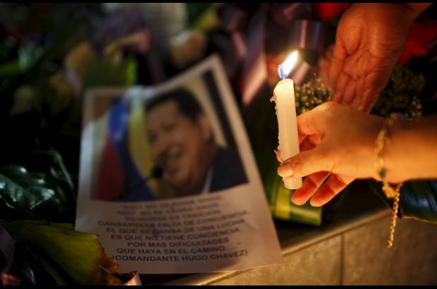 AP - Una mujer puso una vela frente a una imagen del presidente de Venezuela, Hugo Ch&#225;vez fuera de la embajada de Venezuela en La Paz, Bolivia.