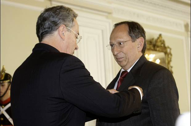Colprensa - El Presidente de la Rep&#250;blica, &#193;lvaro Uribe V&#233;lez, condecor&#243; a 34 personalidades colombianas por sus servicios sobresalientes al pa&#237;s, entre ellos al ex embajador en el Vaticano, Juan G&#243;mez Mart&#237;nez.