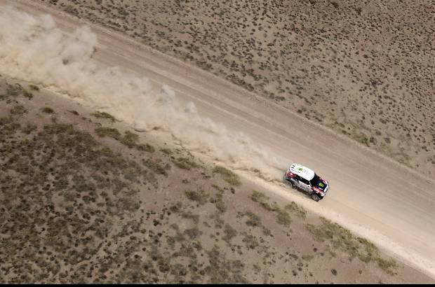 AP - Un d&#237;a despu&#233;s de la muerte del piloto argentino Jorge Mart&#237;nez Boero tras caerse de su moto, dos espectadores perdieron la vida cuando la avioneta particular en la que viajaban un hombre y su hijo de 11 a&#241;os sufri&#243; un desperfecto y se estrell&#243;.