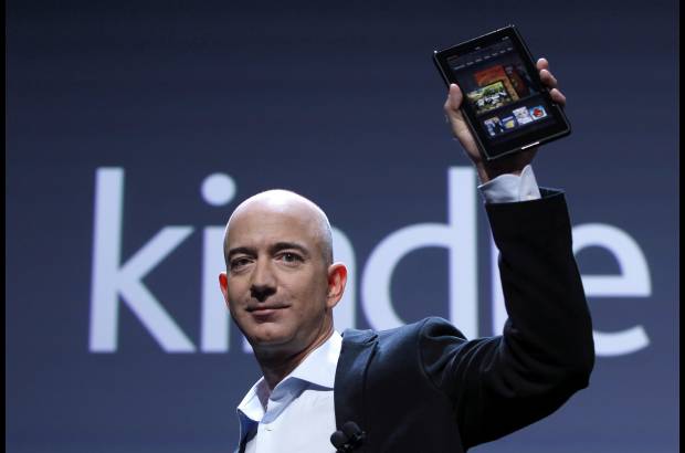 Reuters - Bezos tambi&#233;n aprovech&#243; la oportunidad para mostrar una nueva l&#237;nea de sus lectores de libros electr&#243;nicos Kindle, con pantallas de blanco y negro y precios m&#225;s bajos, con lo que arreciar&#225; la guerra sobre sus competidores como Barnes & Noble Inc., que tratan de romper el dominio de Amazon.com Inc. en las ventas de libros electr&#243;nicos.