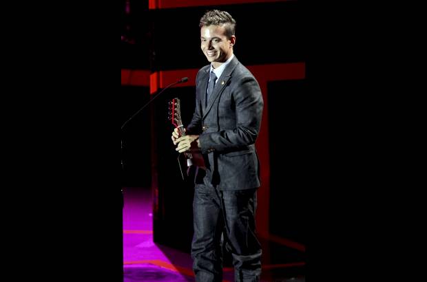 COLPRENSA - Este antioque&#241;o se convirti&#243; en el gran triunfador de la noche al llevarse dos premios m&#225;s como Mejor artista o agrupaci&#243;n urbana y agrupaci&#243;n del a&#241;o, quien sorprendido por todos sus galardones solo atin&#243; a decir &quot;no me lo creo&quot; y aprovech&#243; para dedicarle sus triunfos a los enfermos con c&#225;ncer.