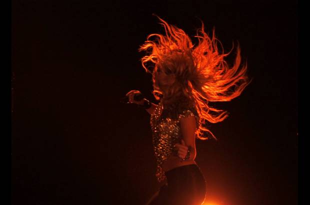 Reuters - La cantante colombiana Shakira par&#243; en Nueva York con su nueva gira, &quot;Sale el sol&quot;, un espect&#225;culo en el que mostr&#243; su lado m&#225;s polifac&#233;tico y con el que sedujo a un p&#250;blico que llen&#243; el Madison Square Garden hasta la bandera.