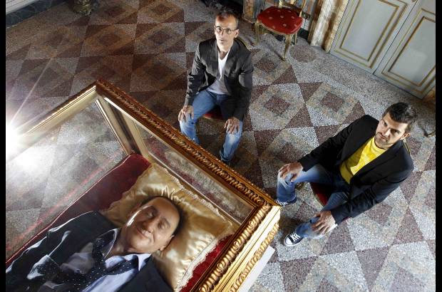 Foto Reuters - Este conjunto escult&#243;rico en pleno centro hist&#243;rico de Roma recuerda a las figuras de los museos de cera y ha sido creado por los artistas italianos Antonio Garullo y Mario Ottocento, que pretend&#237;an recrear las se&#241;as de identidad que, a su juicio, representa el ideario de Berlusconi y la figura del exprimer ministro.