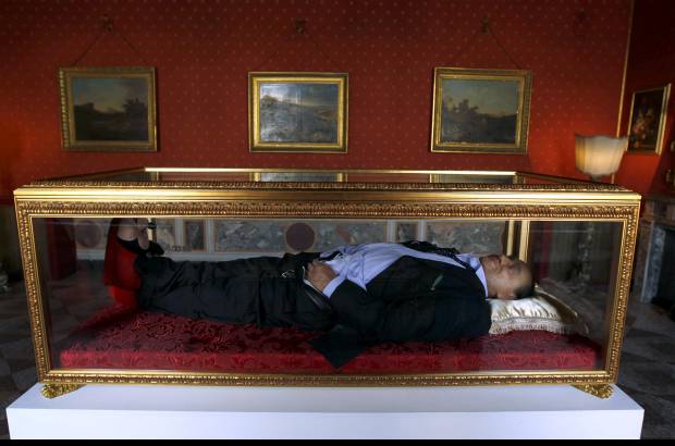 Foto Reuters - El conjunto, que fue ideado en 2010 y terminado a finales de 2011, es una caja a modo de urna con una estatua de Berlusconi a escala real que parece dormir un sue&#241;o pl&#225;cido con una sonrisa perpetua sobre un lecho de seda roja.