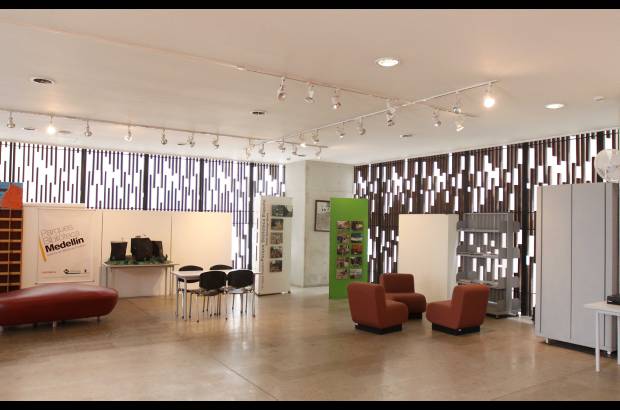 FOTO EL COLOMBIANO - Espacios dise&#241;ados para contribuir a la transformaci&#243;n de la ciudad desde los &#225;mbitos educativo, cultural y social. En los parques biblioteca convergen distintas instituciones en un mismo espacio para generar tejido social y plantear un nuevo estilo de convivencia.