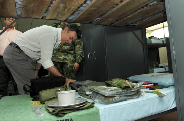Presidencia de la Rep&#250;blica - El presidente Santos visit&#243; la habitaci&#243;n en la que dormir&#225;n los nuevos soldados, entre ellos su hijo Esteban.