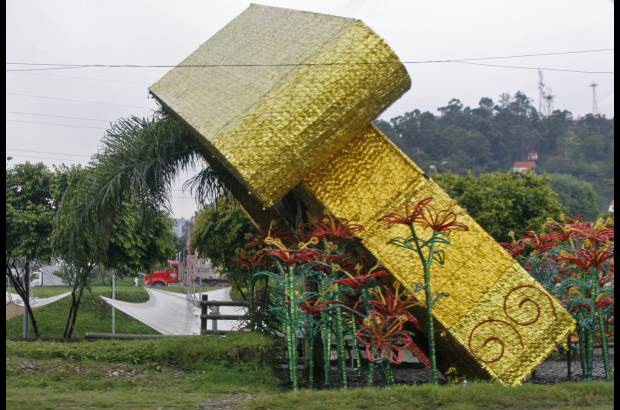 Esteban Vanegas - Algunos de los dise&#241;os de los alumbrados, en el Paseo del r&#237;o, no soportaron los embates de los vientos.