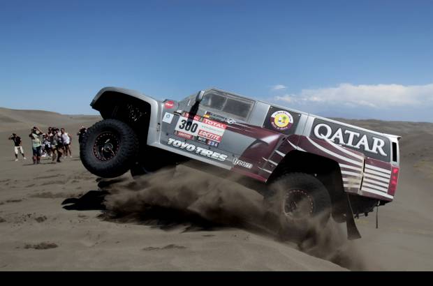 AP - El piloto catar&#237; Nasser Al Attiyah, de Hummer, se impuso en autos por delante del franc&#233;s St&#233;phane Peterhansel, de Mini, que fue segundo y escal&#243; hasta la primera posici&#243;n en la clasificaci&#243;n general.