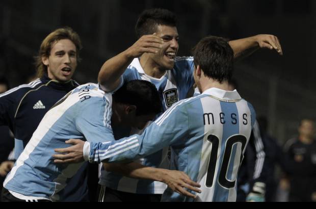AP - Sergio Ag&#252;ero con los dos goles marcados en el encuentro pas&#243; a encabezar la tabla de artilleros del torneo con tres anotaciones. &#193;ngel Di Mar&#237;a anot&#243; el tercero.