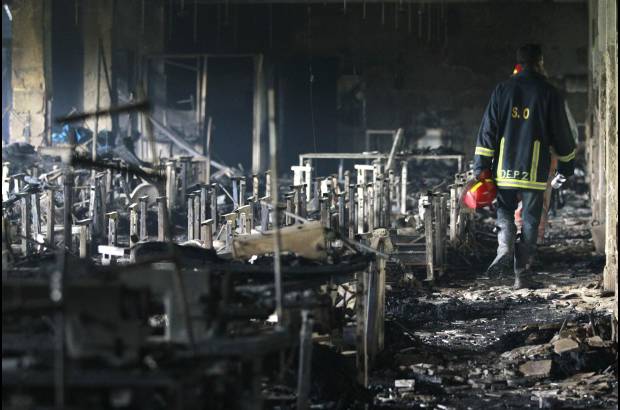 AP - El director general de la brigada de bomberos, Abu Nayeem Mohammad Shahidul&#225;, asegur&#243; que quiz&#225;s el fuego comenz&#243; por un cortocircuito.