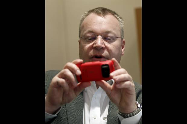 Reuters - Nokia presentó también en el Congreso Mundial de Móviles de Barcelona una versión global de su teléfono avanzado Lumia 900.