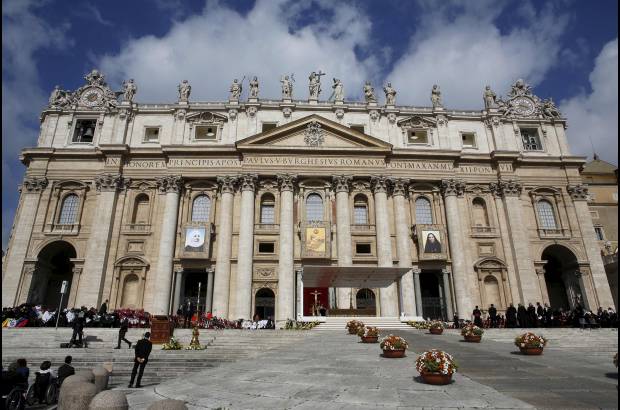 Reuters - Los retratos de los santos proclamados se colgaron de la fachada de la Bas&#237;lica de San Pedro.