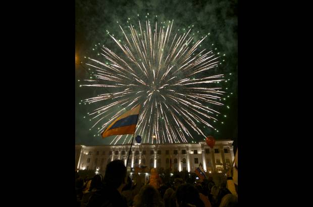 AP - Fuegos artificiales en el centro de la plaza de Lenin en Simferopol, Crimea.