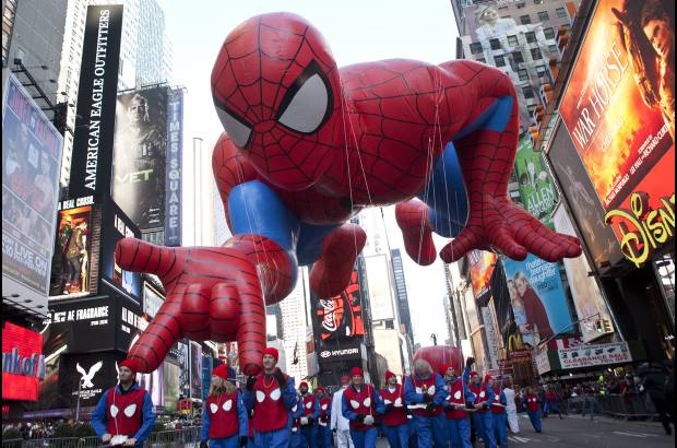 AP - Cada a&#241;o el Hombre Ara&#241;a es uno de los globos que m&#225;s aplausos obtiene.