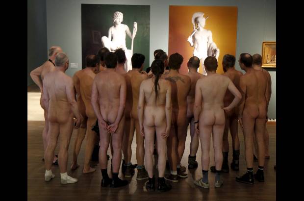 AP - Los visitantes a este museo no sólo dejaron sus abrigos en la entrada. También se despojaron de sus camisas, sus pantalones y su ropa interior. Se lo quitaron todo, excepto por medias y zapatos. Es lo que más de 60 amantes del arte hicieron en una exhibición especial en el prestigioso Museo Leopoldo en Viena.