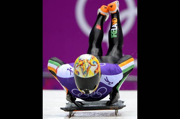 - Sean Greenwood, de Irlanda, tiene la cabeza de un carnero multicolor en su casco.