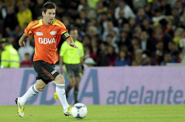 Mauricio Alvarado-Colprensa - El italiano Fabio Capello, estratega de la formaci&#243;n Resto del Mundo, inici&#243; por su parte con: Faryd Mondrag&#243;n, Alvaro Gonz&#225;lez, Fabio Cannavaro, Mario Yepes, Jhon Vi&#225;fara, James Rodr&#237;guez, Giovanni Hern&#225;ndez, Marek Hamsik, Diego Forl&#225;n, Te&#243;filo Guti&#233;rrez y Radamel Falcao.
