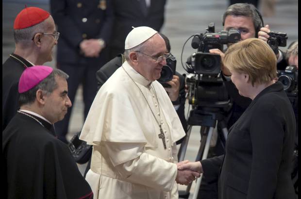 Reuters - La canciller alemana Angela Merkel saluda al Papa Francisco