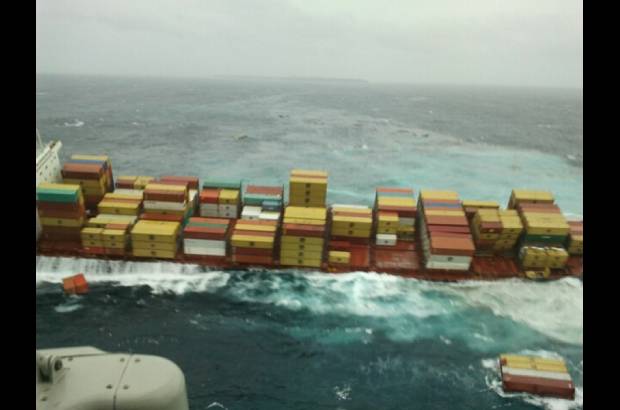 Reuters - Las autoridades de Nueva Zelanda est&#225;n preocupadas por las grandes cantidades de combustible que el carguero ha arrojado al mar.