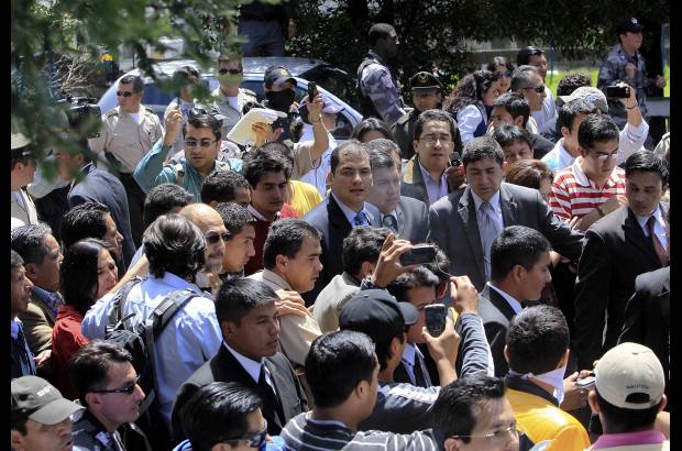 Reuters - Correa coment&#243; que se analiza &quot;muy seriamente&quot; la posibilidad de aplicar la llamada muerte cruzada por la que puede disolver el Parlamento y llamar a elecciones presidenciales anticipadas.