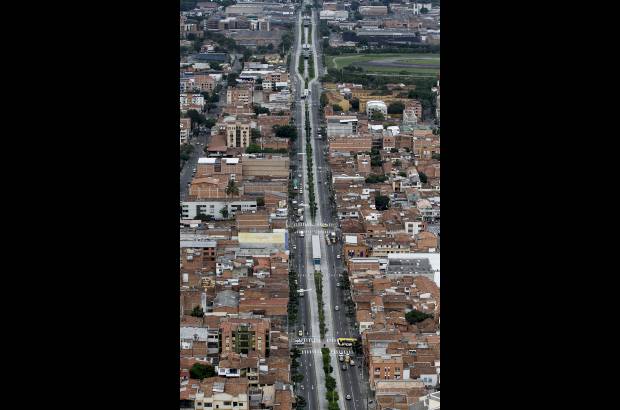 Donaldo Zuluaga - El metropl&#250;s que ya rueda por la calle 30 operar&#225; desde este lunes por la avenida Oriental.
