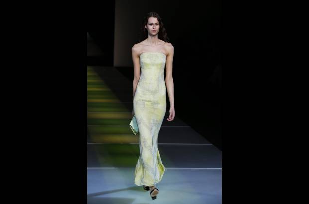 Reuters - Giorgio Armani, de 79 años, cerró la Semana de la Moda femenina de Milán. Sus diseños sorprendieron por teñir la franela de grises claros y oscuros a los que se unió el verde lima, para vestir a una mujer sencilla pero elegante. Para la noche, los vestidos largos palabra de honor o con escotes vertiginosos fueron los encargados de poner la nota de distinción en el desfile.